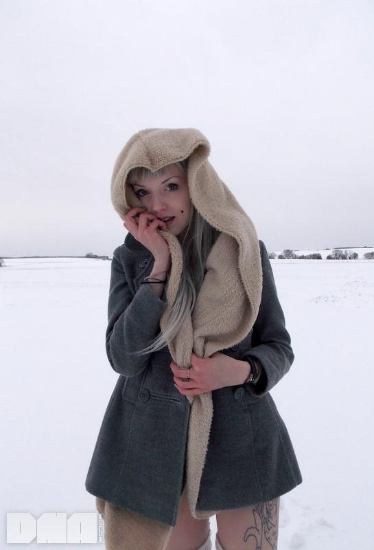 金髪モデルのLovisa Greyは、雪の中で彼女のおっぱいを点滅させる
 #59108307