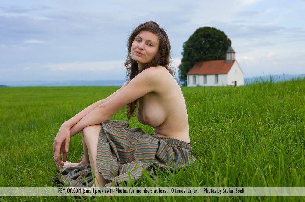 Fotos de una chica joven sexy totalmente desnuda al aire libre
 #60400064