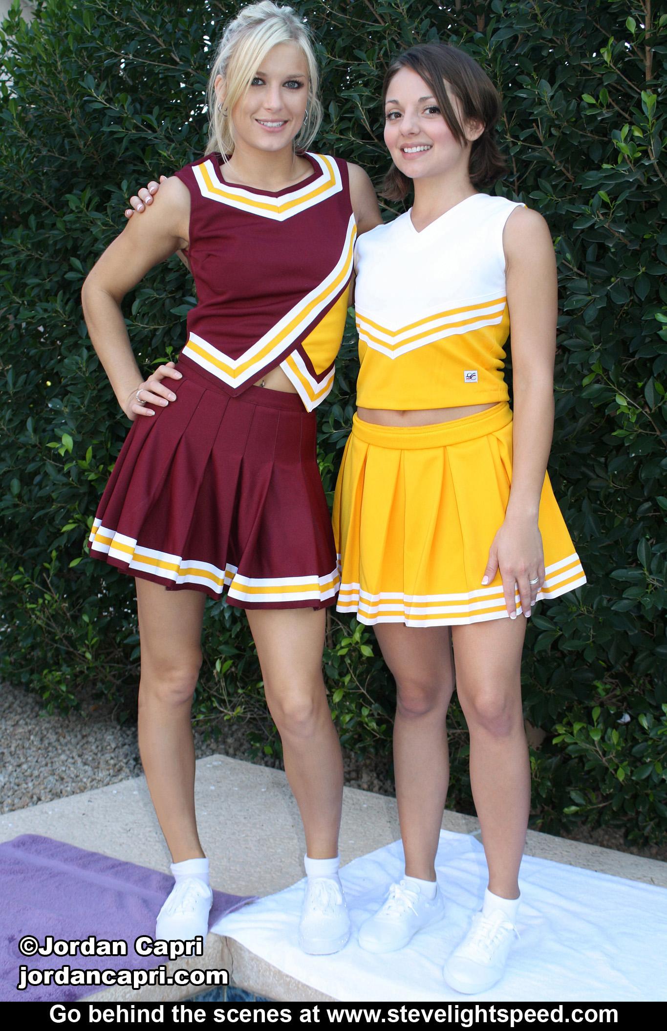 Bilder von Jordan Capri, die mit ihrer Cheerleader-Freundin ungezogen ist
 #55593595