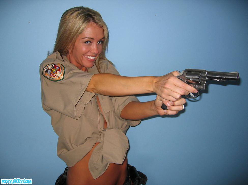 十代の尻軽女フォクシー・ジャッキーの写真 悪い、というよりセクシーな警官である
 #54402180