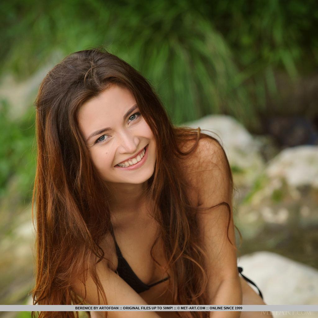 Schönes Mädchen Berenice Streifen aus ihrem String-Bikini und bietet Ihnen ihre enge Muschi
 #53437501