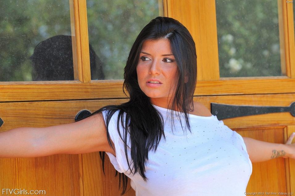 Photos de romi exhibant ses gros seins naturels et son cul rond devant vous
 #59875646