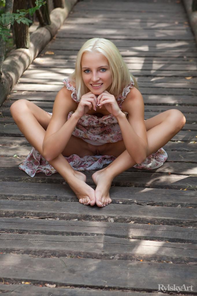 Bilder von herrlichen blonde Mädchen alysha zeigt ihren nackten Körper an einem Wasserbrunnen
 #53048955