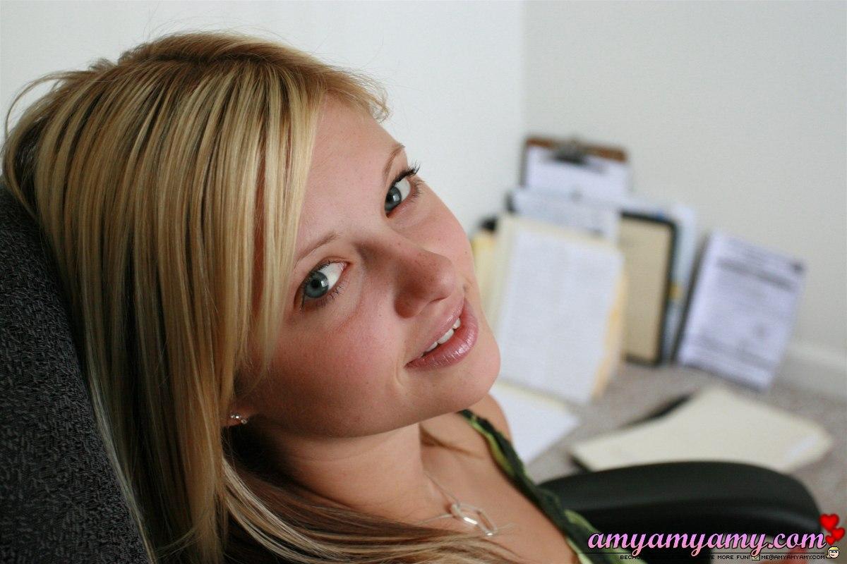 Bilder von Amy, die etwas Spaß im Büro hat
 #53105709