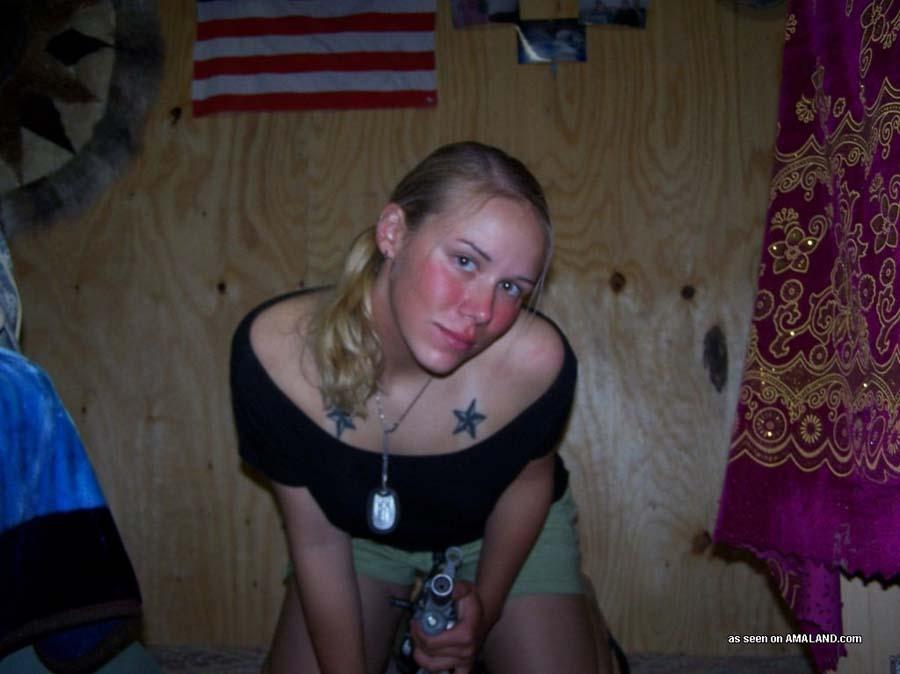 Bilder einer sexy badass gun toting blonde Freundin
 #60661965