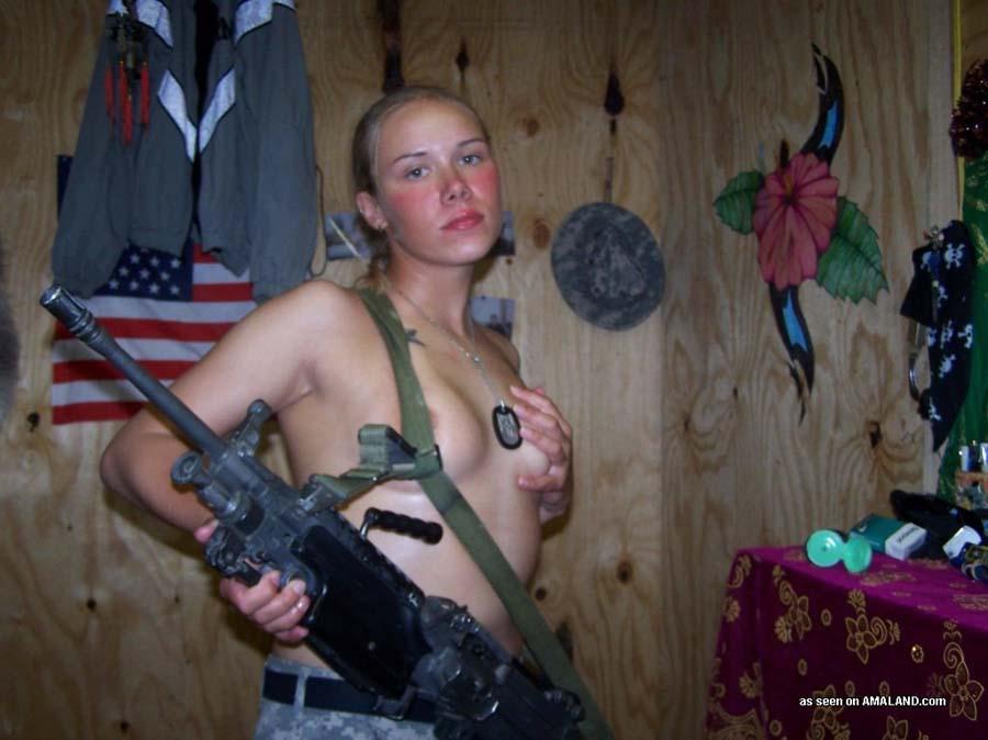 Fotos de una novia rubia sexy con pistola
 #60661989