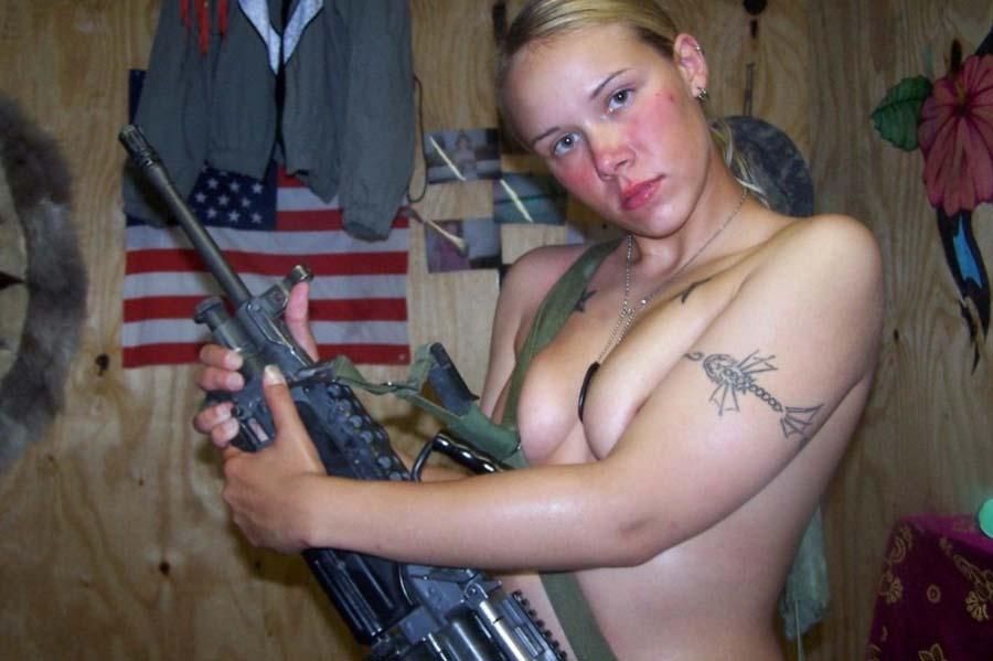 Fotos de una novia rubia sexy con pistola
 #60662045