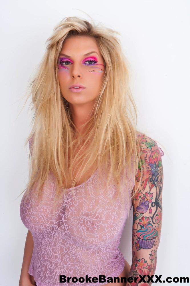 Immagini di Brooke banner modellazione in un top a rete rosa
 #53547839