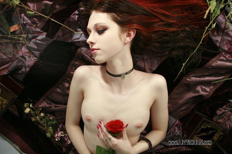 Bilder von Liz Vicious, wie sie ganz goth und sexy ist
 #59033987