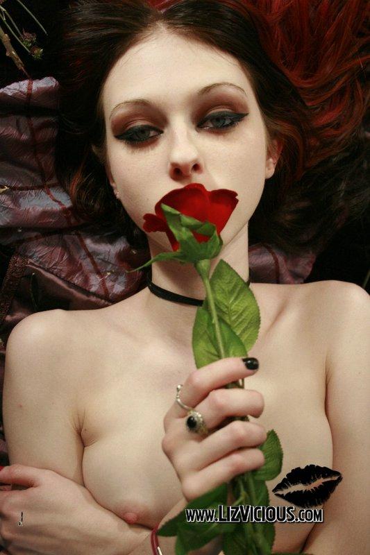 Bilder von Liz Vicious, wie sie ganz goth und sexy ist
 #59034022