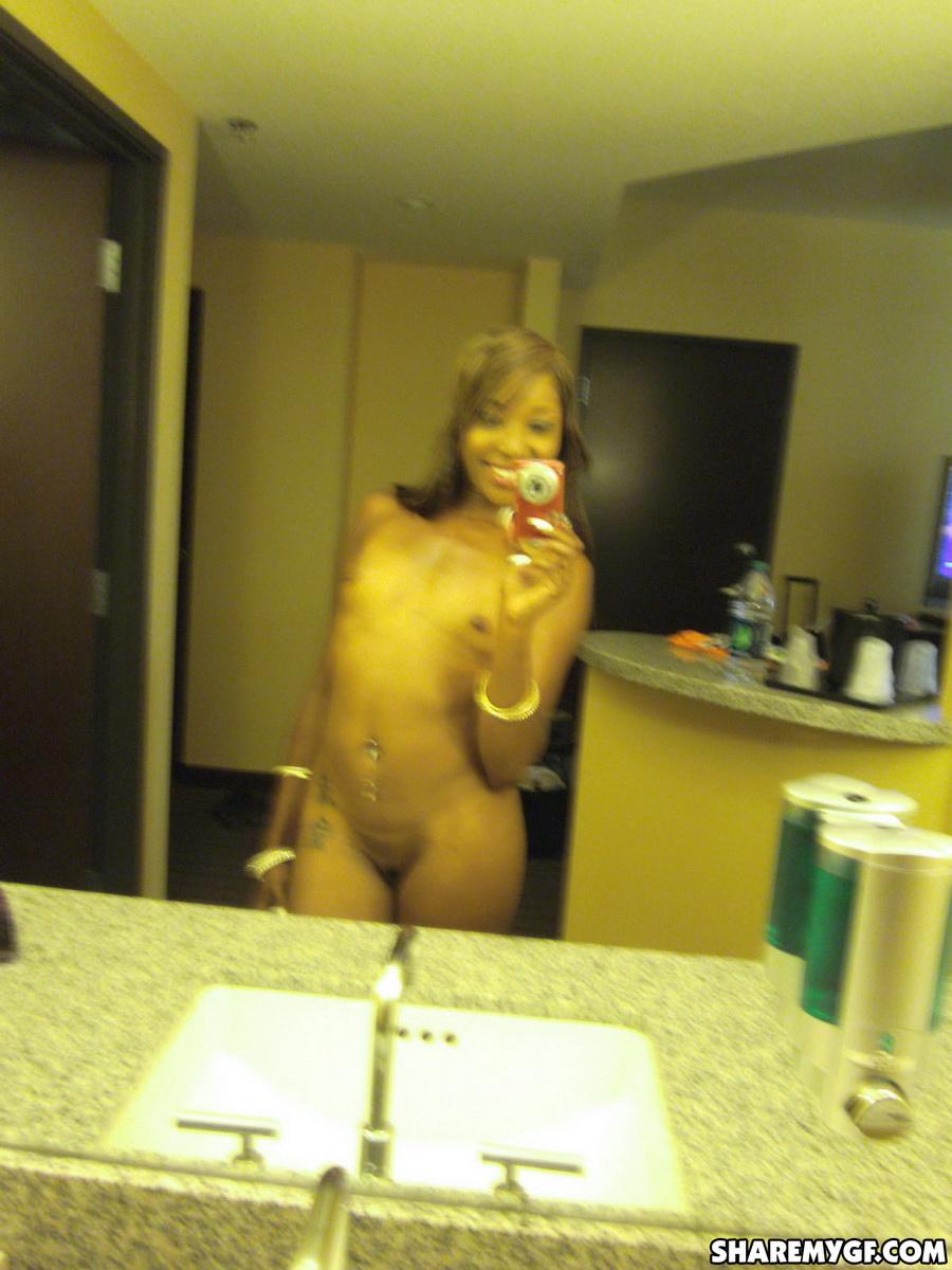 Una chica de ébano se toma selfies de su cuerpo desnudo en la ducha
 #60794669