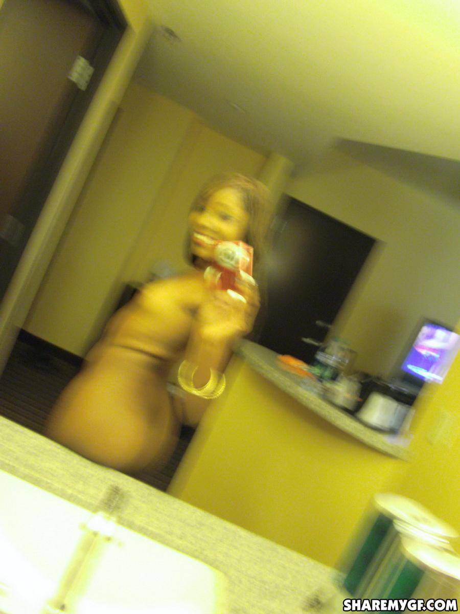 Una chica de ébano se toma selfies de su cuerpo desnudo en la ducha
 #60794702