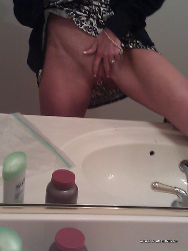 Rubia caliente con un piercing en el coño se masturba en la cámara
 #60488667