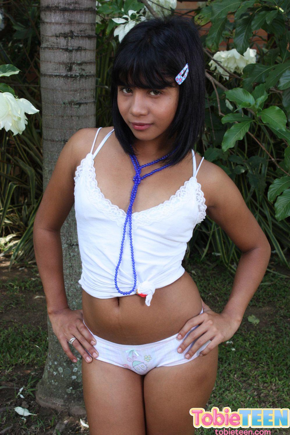 彼女のおっぱいを示すトビーティーンの写真
 #60103839
