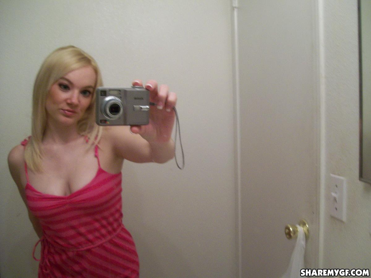 Una rubia impresionante toma fotos de su cuerpo sexy en el espejo
 #60799112