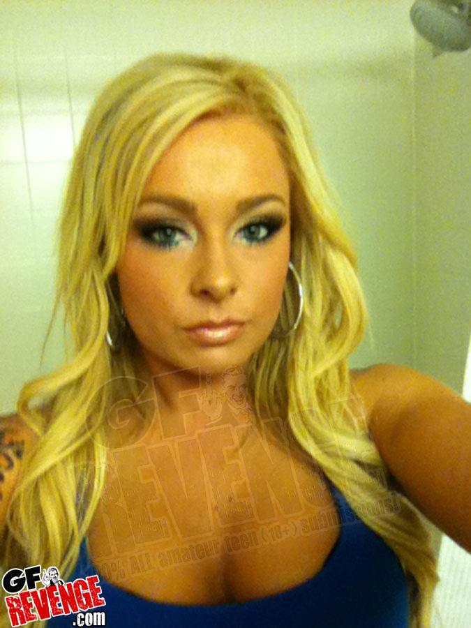 Une blonde prend des selfies de son corps tatoué.
 #60482370