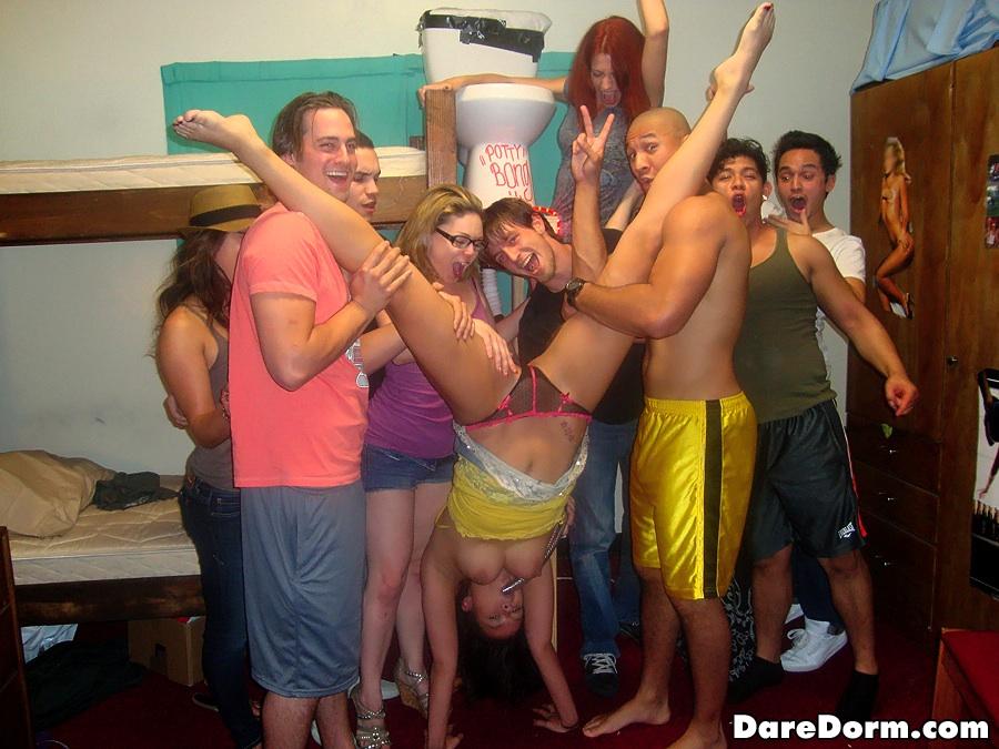 Ragazze sexy del college scopano alla festa del dormitorio
 #60334881
