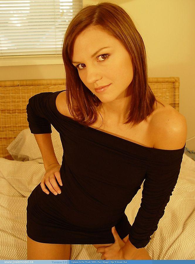 Bilder von josie model zeigt dir ihre Titten im Bett
 #55720315