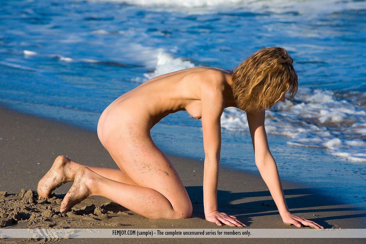 Immagini di un giovane caldo nudo su una spiaggia #60407027