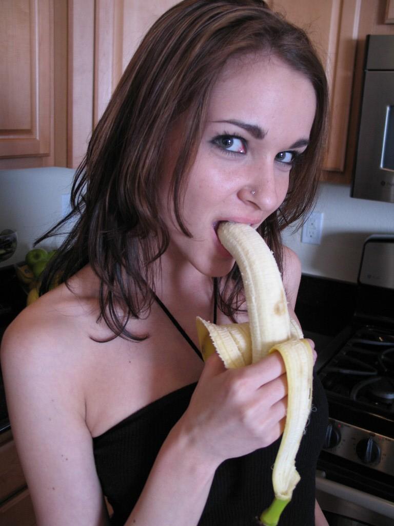 バナナを食べるテイラー・マシューズの写真
 #60071064