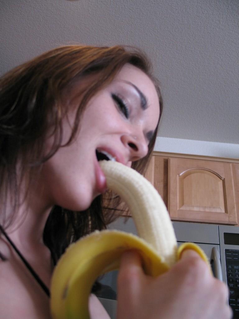 Fotos de taylor mathews comiendo un plátano
 #60071084