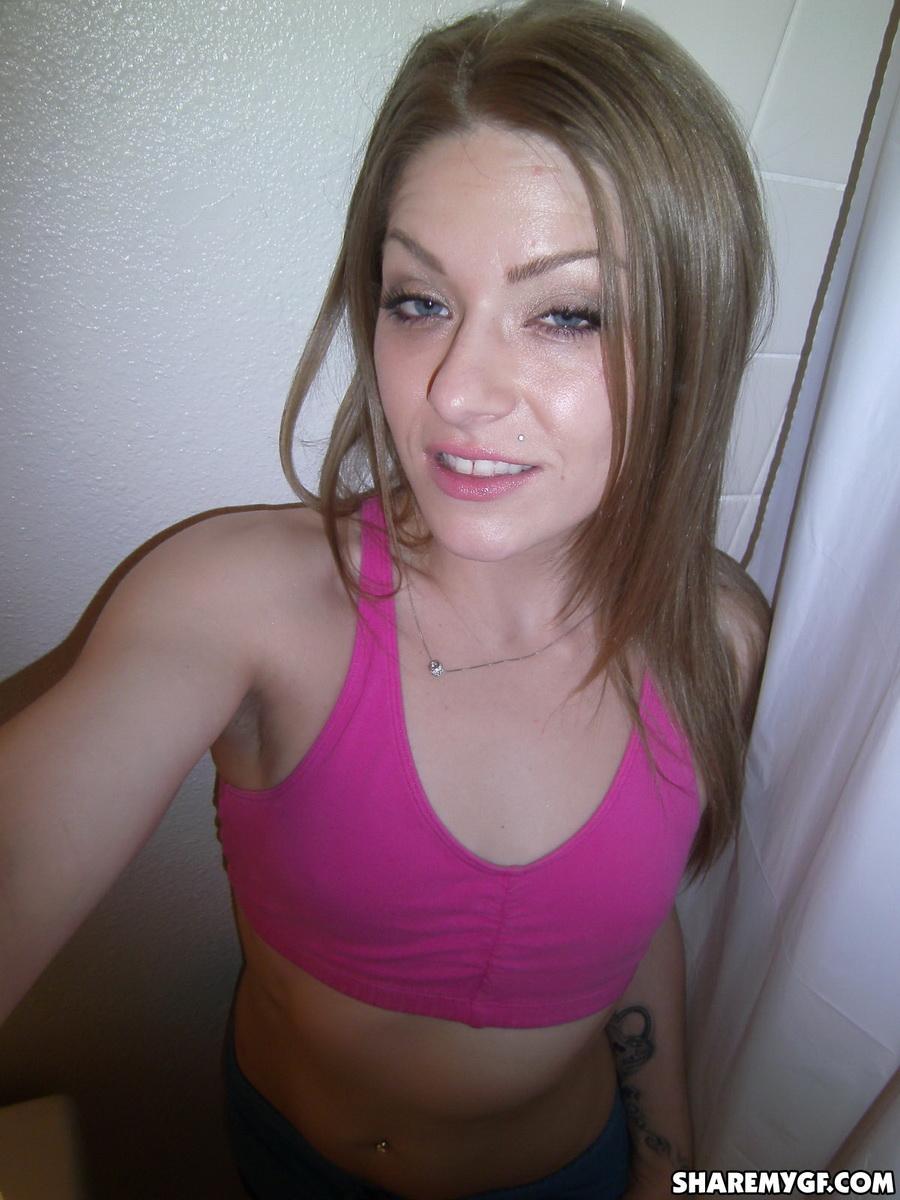 Cute teen Freundin Streifen nackt und nimmt selfshot Bilder von ihrem nassen rosa Muschi
 #60792934