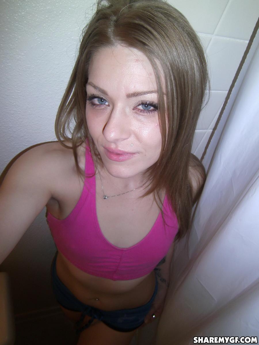 Cute teen Freundin Streifen nackt und nimmt selfshot Bilder von ihrem nassen rosa Muschi
 #60792955