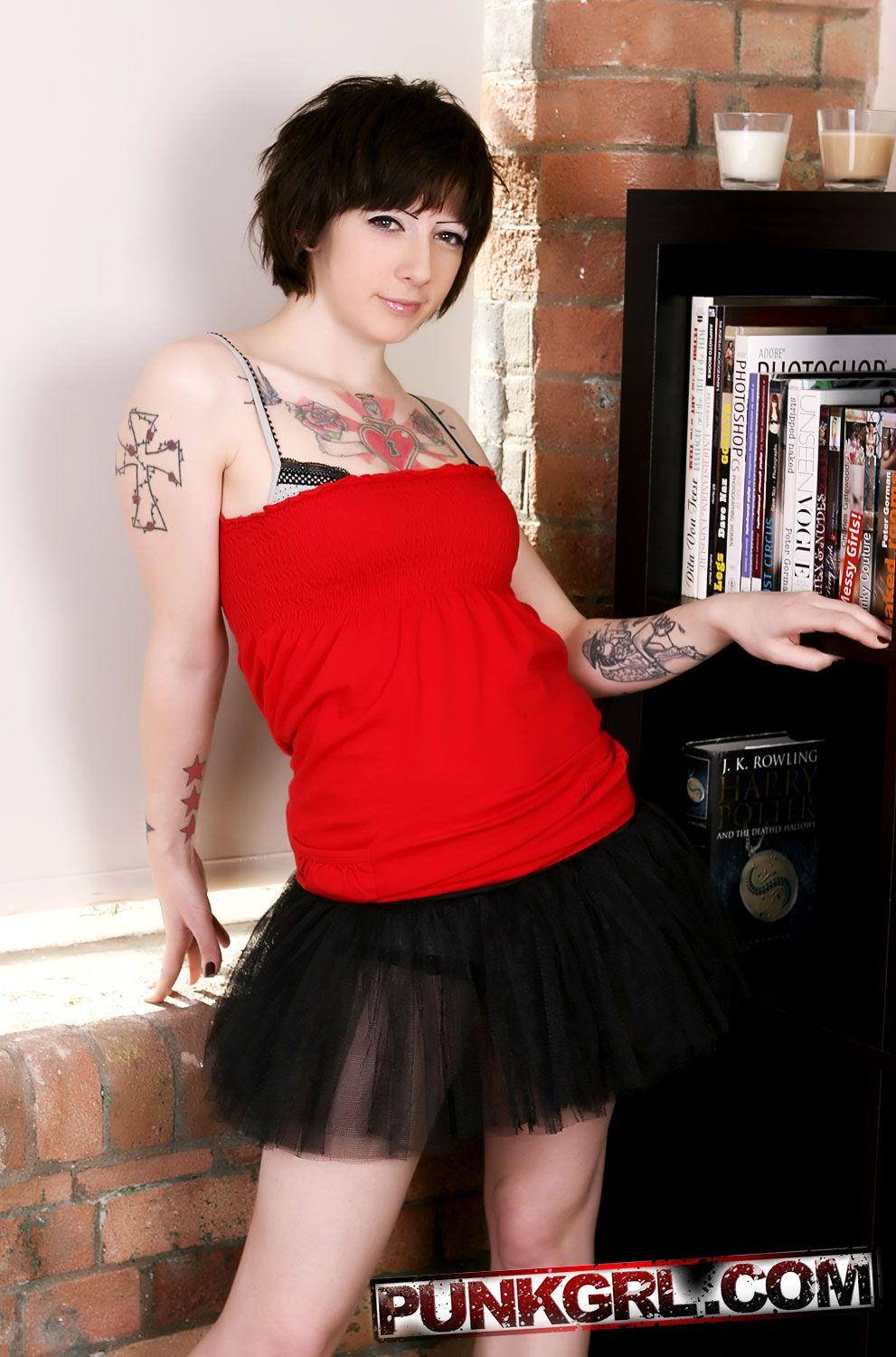 Fotos de la joven punk blue mostrando sus tatuajes
 #60765902
