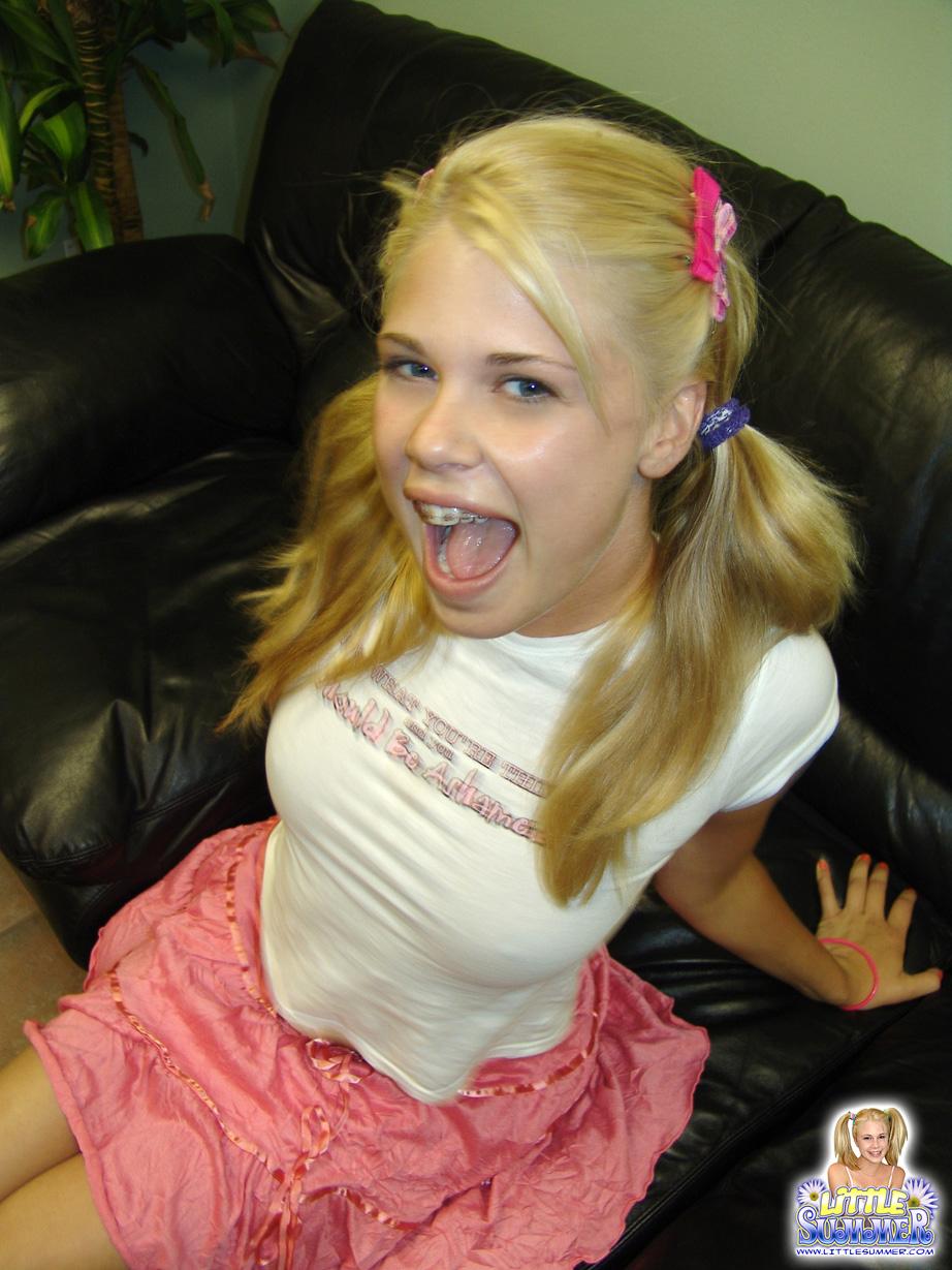 La bionda teenager sexy Little Summer vuole fare festa con te
 #59025910