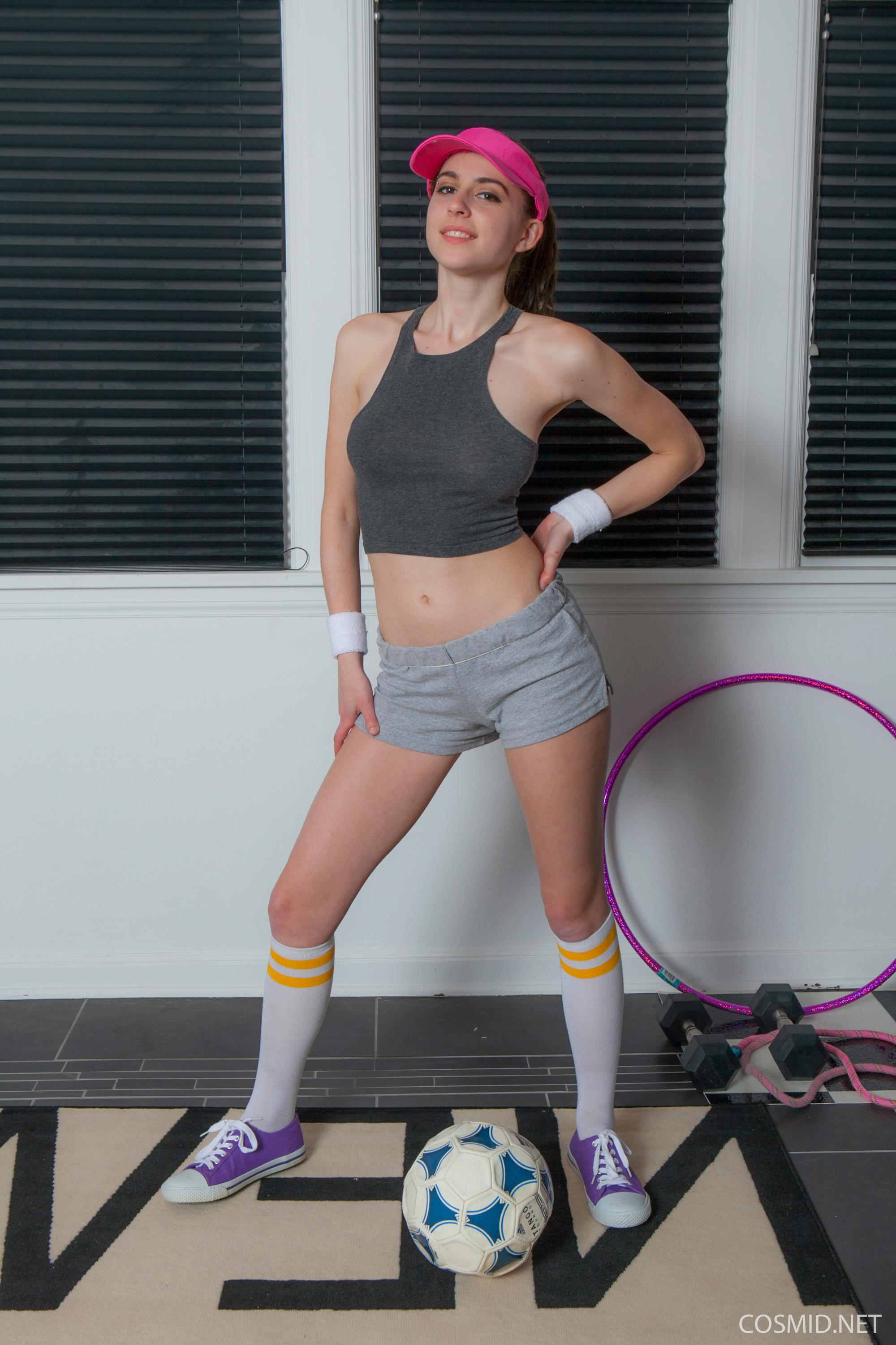 Eva Green, teenager bruna, si scalda mentre si allena e si toglie i vestiti
 #60277723