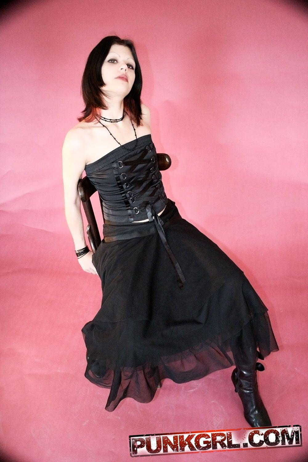 Fotos de la joven gótica Lori mostrando su cuerpo con botas
 #60759283