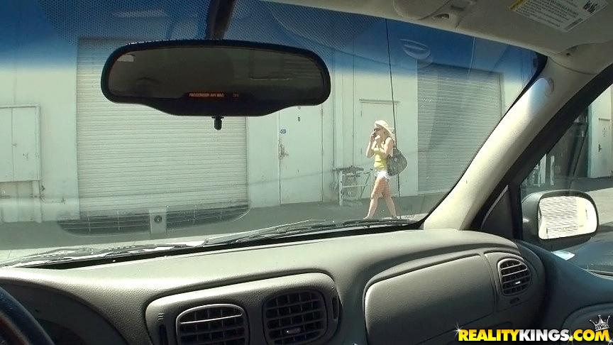 La bionda teenager miss Dallas viene rimorchiata per strada per un po' di sesso caldo
 #60826373