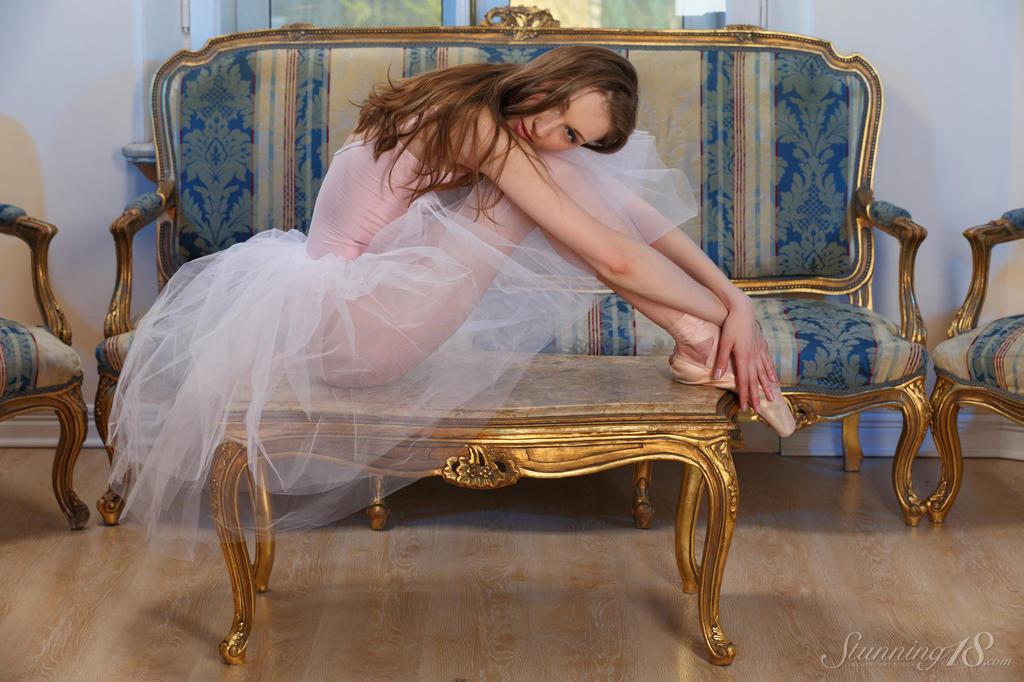 Schöne Ballerina Annett A zeigt dir ihre enge Muschi in "Spitzenschuhe"
 #53251990