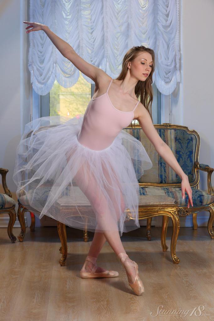 Schöne Ballerina Annett A zeigt dir ihre enge Muschi in "Spitzenschuhe"
 #53252056