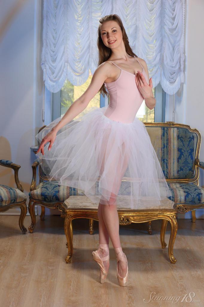 Schöne Ballerina Annett A zeigt dir ihre enge Muschi in "Spitzenschuhe"
 #53252150