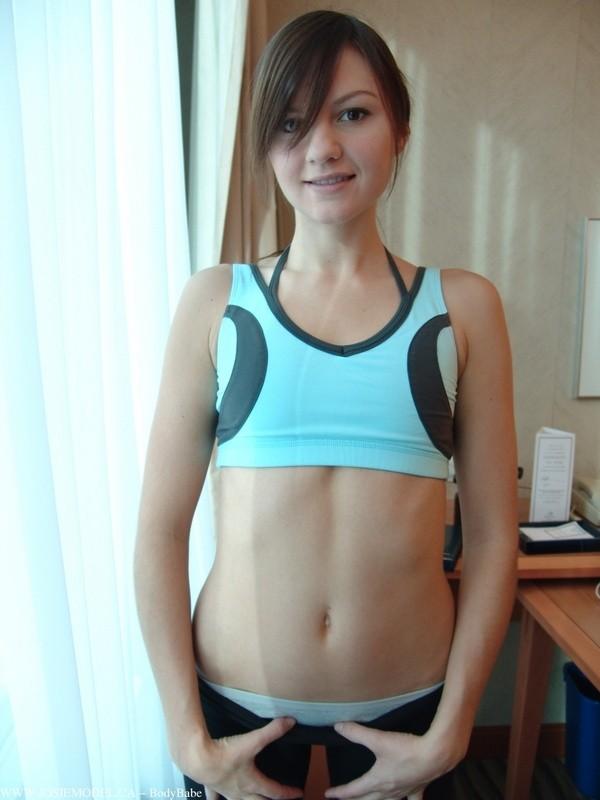 Josie Modell entblößt ihre kleinen Titten und ihr Höschen
 #55741318