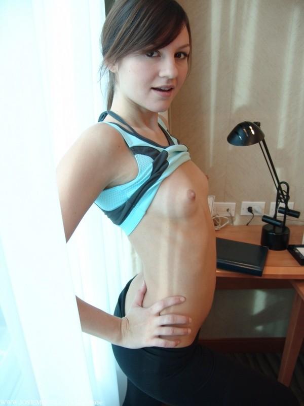 Josie Modell entblößt ihre kleinen Titten und ihr Höschen
 #55741462