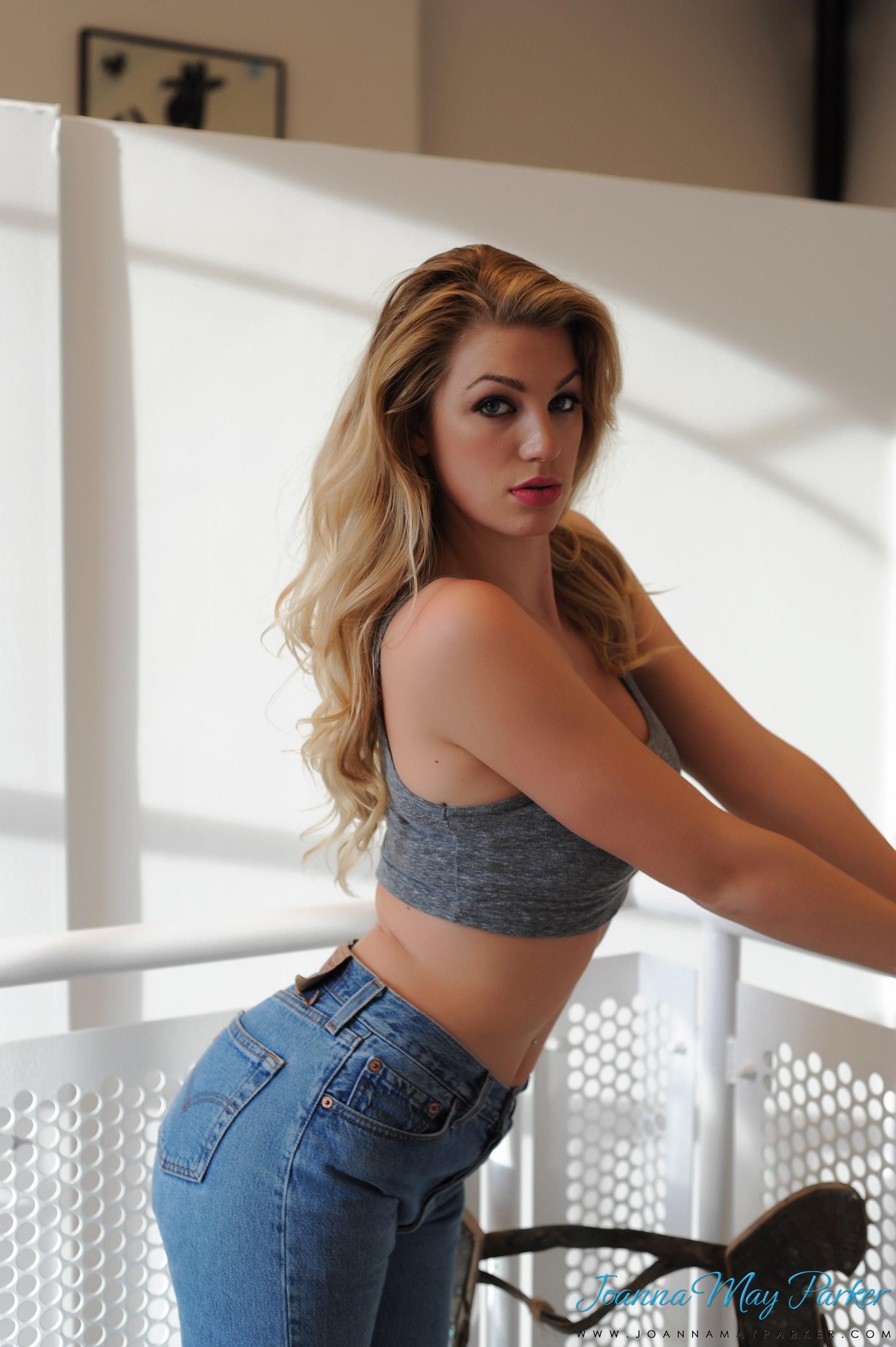 Blonde Hottie Joanna Mai Parker zur Schau stellt ihre runden Brüste in sexy Blue Jeans
 #55534930