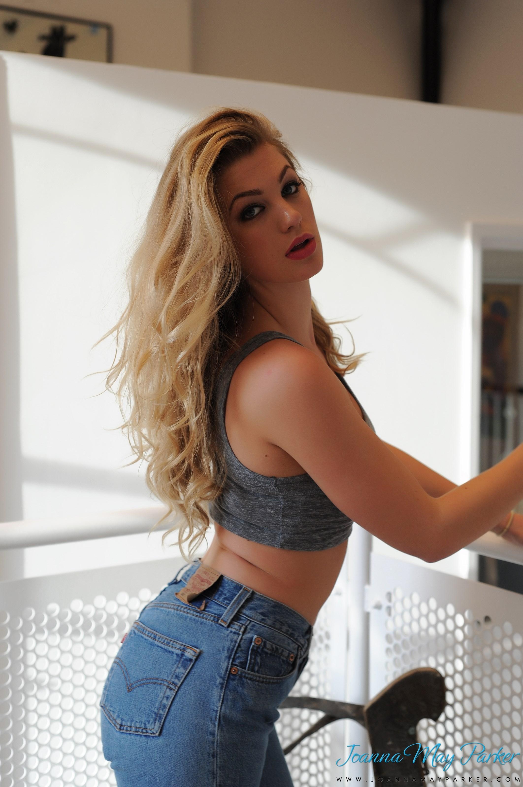 La belle blonde joanna may parker exhibe ses seins ronds dans un jean bleu sexy.
 #55534984