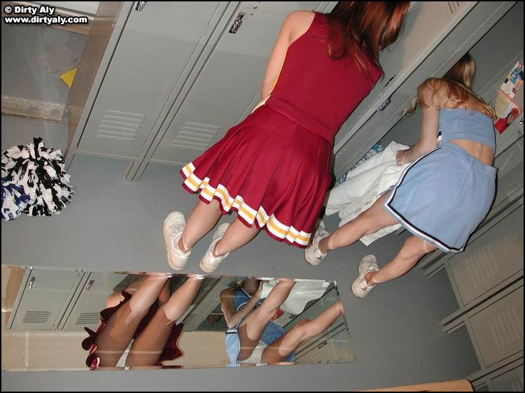 Bilder von Cheerleadern beim Umziehen in der Umkleidekabine
 #54075755