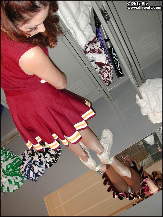 Bilder von Cheerleadern beim Umziehen in der Umkleidekabine
 #54075870