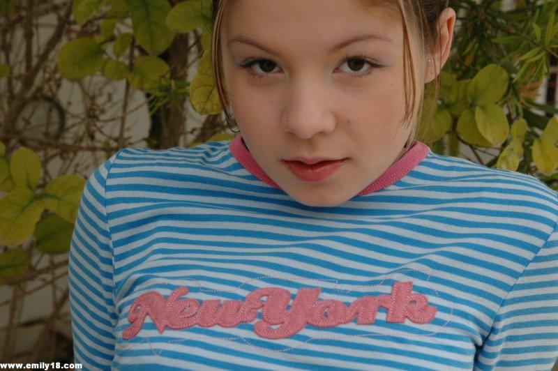 18歳のエミリーの写真は彼女のパンティーにストリップ
 #54188192