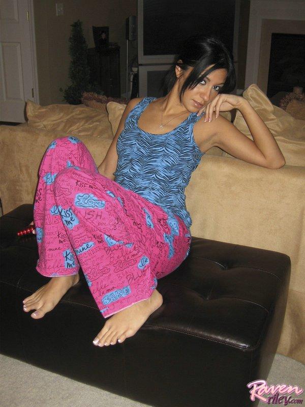 Photos d'une jeune porno Raven Riley se masturbant en pyjama
 #59855745
