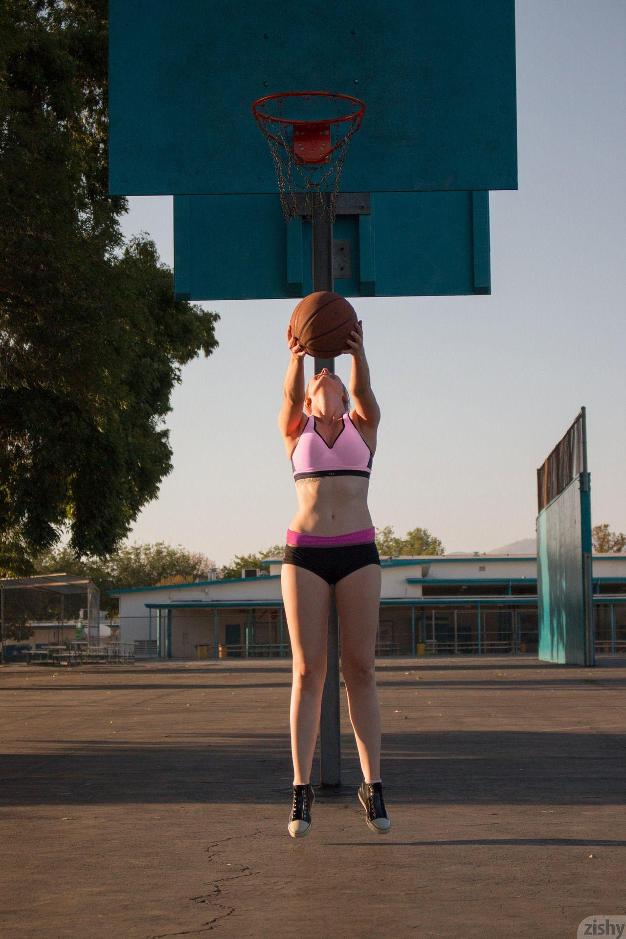 Blonde Coed Summer Carter spielt eine sexy Partie Basketball
 #60017580