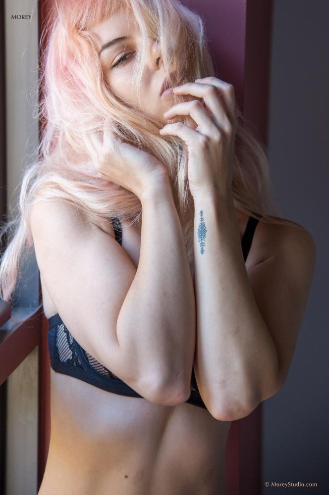 Blonde Schönheit una entblößt ihre Brüste am Fenster
 #60621572