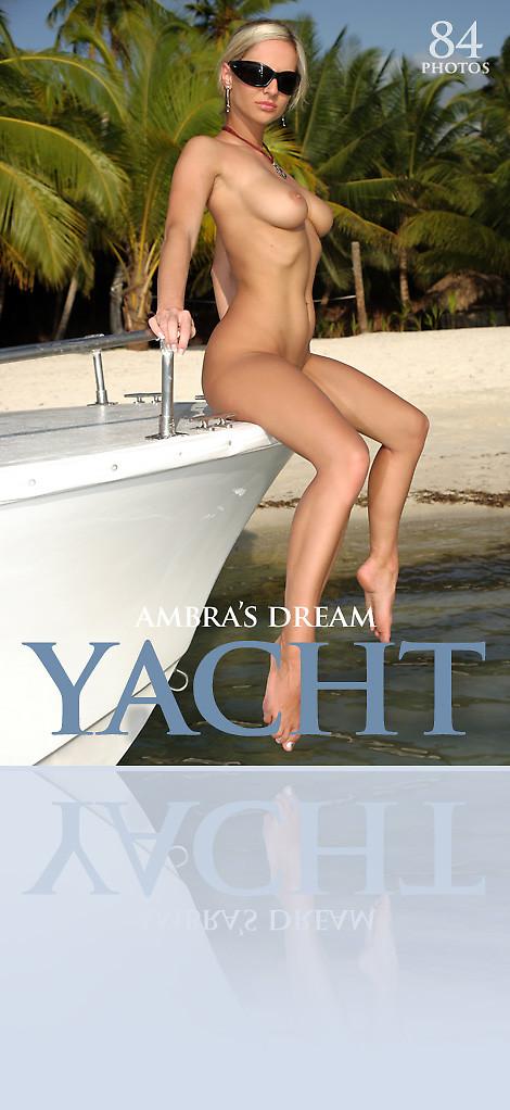 Immagini dei sogni di ambra che si spoglia del suo bikini su una barca
 #53092709