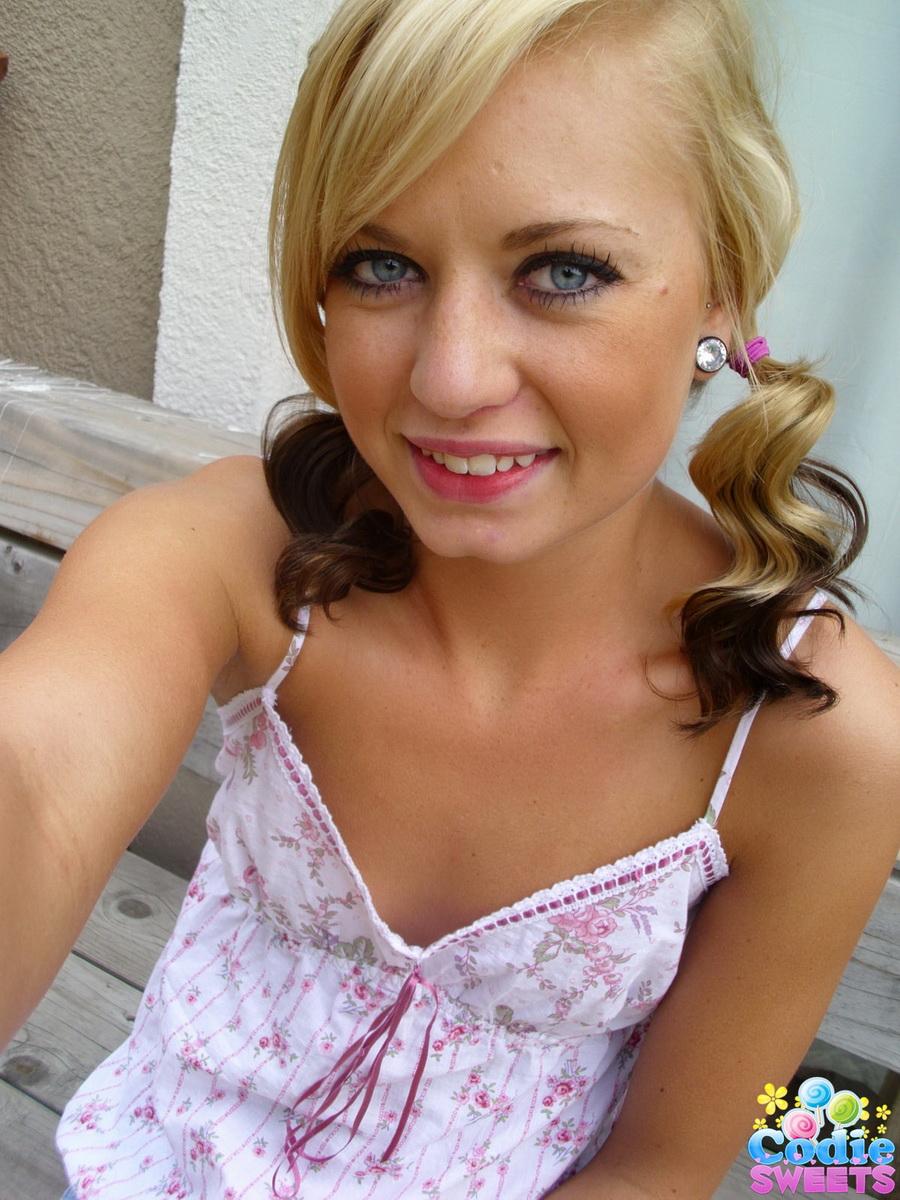 Super sexy blonde codie sweets nimmt selfshot Bilder von ihrer perfekten engen kleinen Pussy
 #58922866