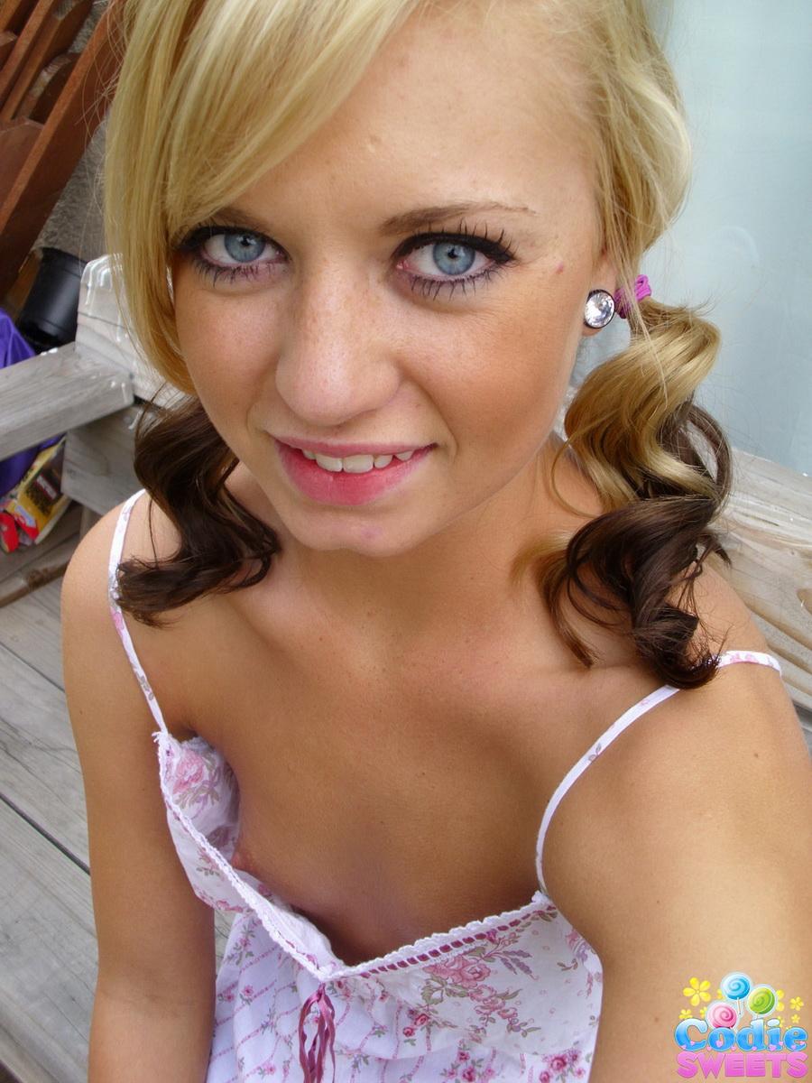 Super sexy blonde codie sweets nimmt selfshot Bilder von ihrer perfekten engen kleinen Pussy
 #58922998