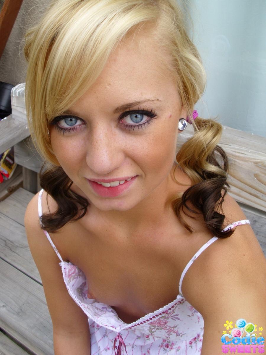 Super sexy blonde codie sweets nimmt selfshot Bilder von ihrer perfekten engen kleinen Pussy
 #58923017