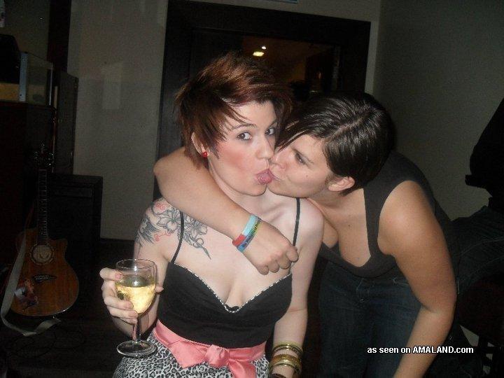 Colección de lesbianas amateurs traviesas besándose en la cámara
 #60646470